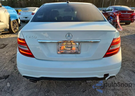 2012 Mercedes-Benz C 250 z USA, uszkodzony, nr VIN WDDGF4HB7CA617524